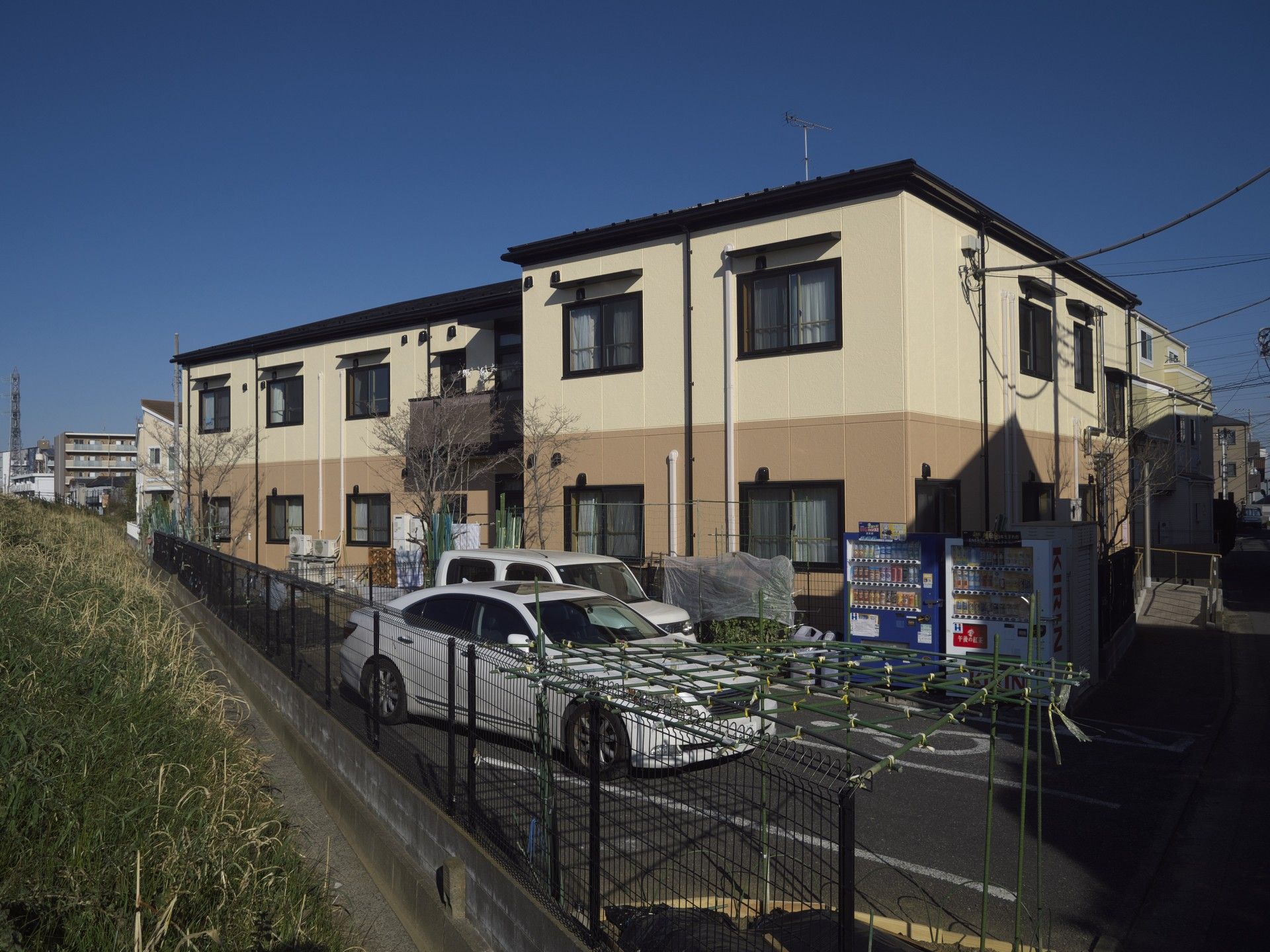 駐車場のある建物外観