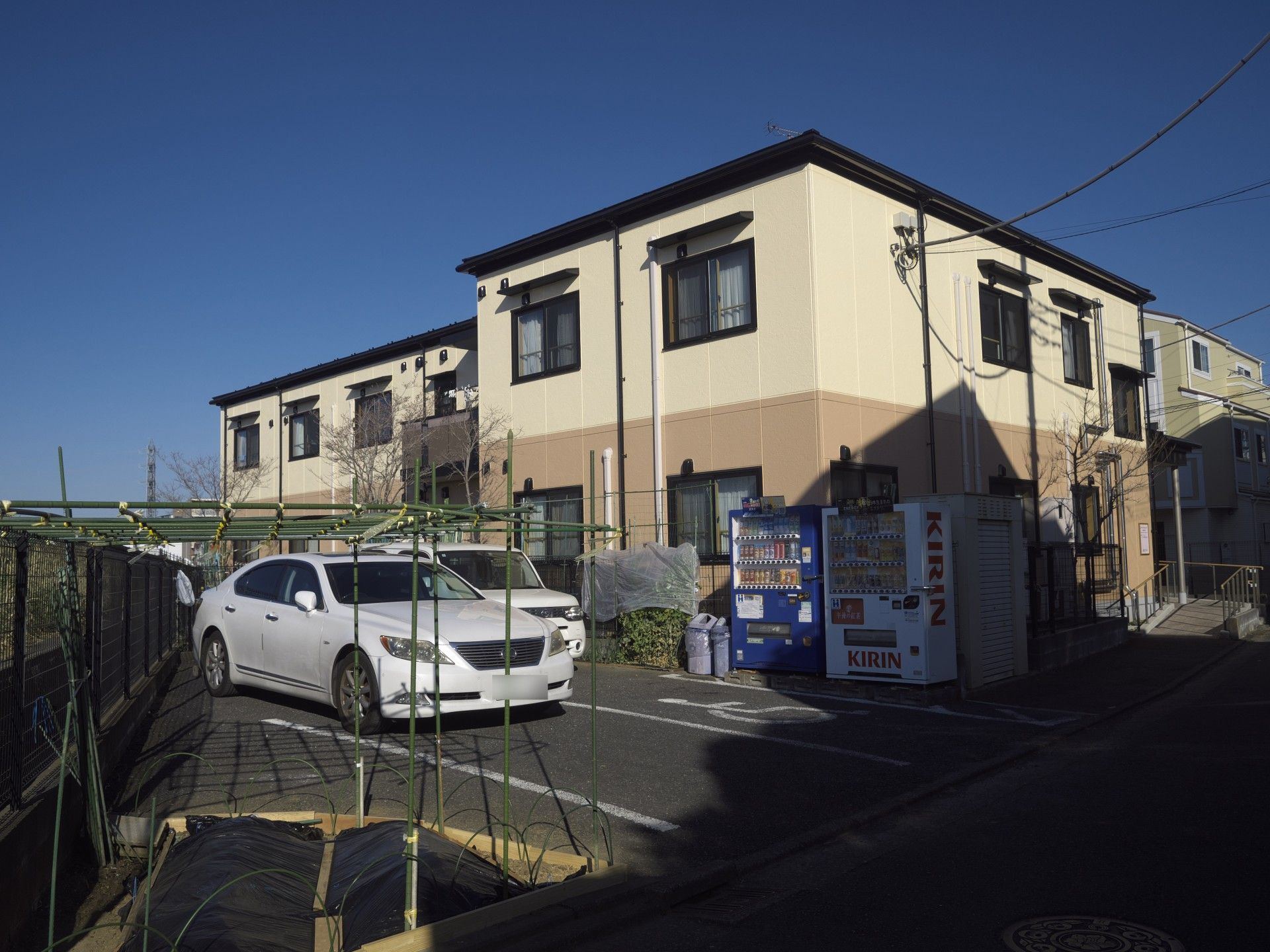 自動販売機と駐車場の外観