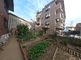 <br>
庭のある建物の外観