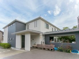 白と黒の外観で２階建ての建物