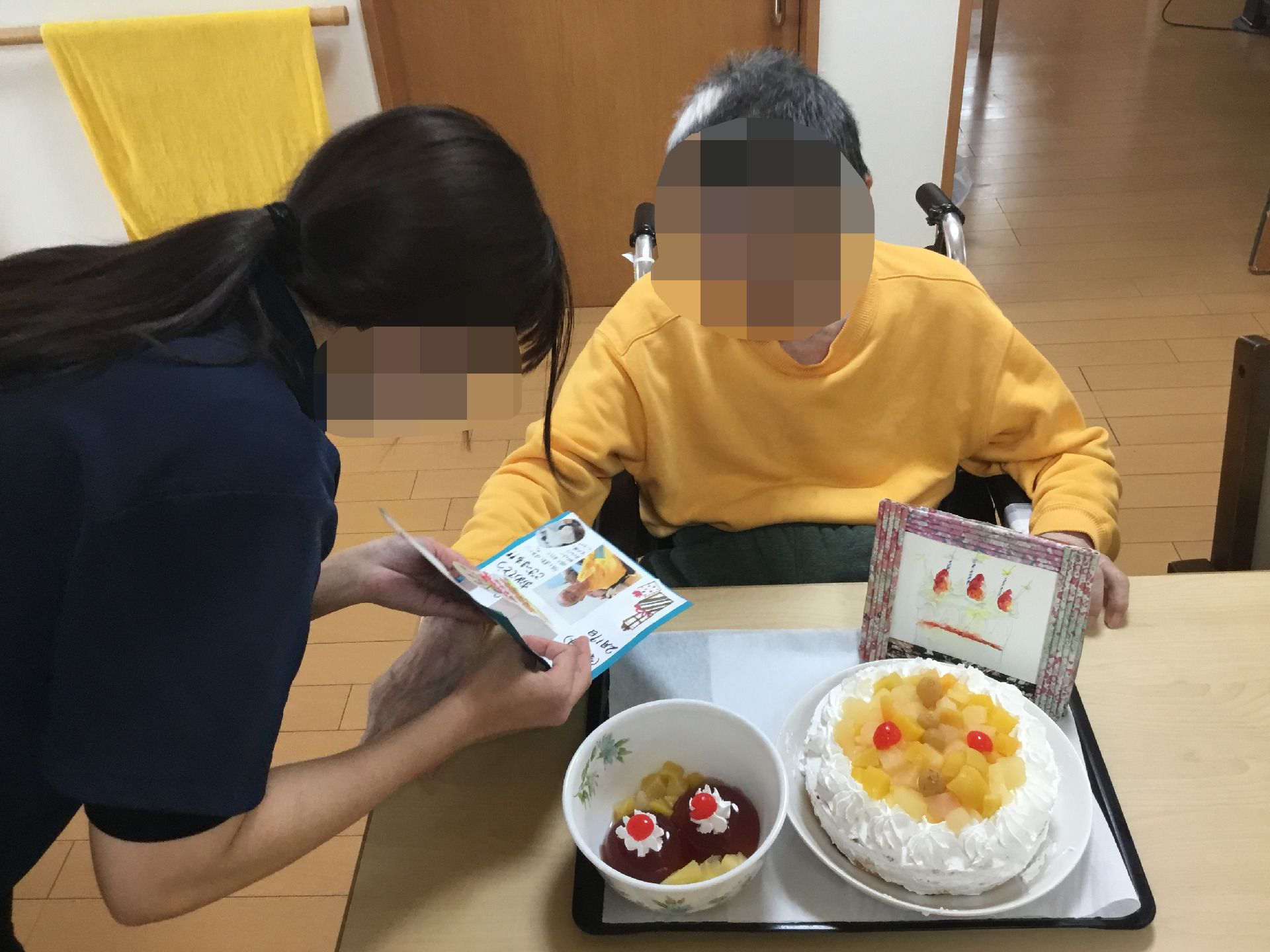 スタッフが見守る食事の様子