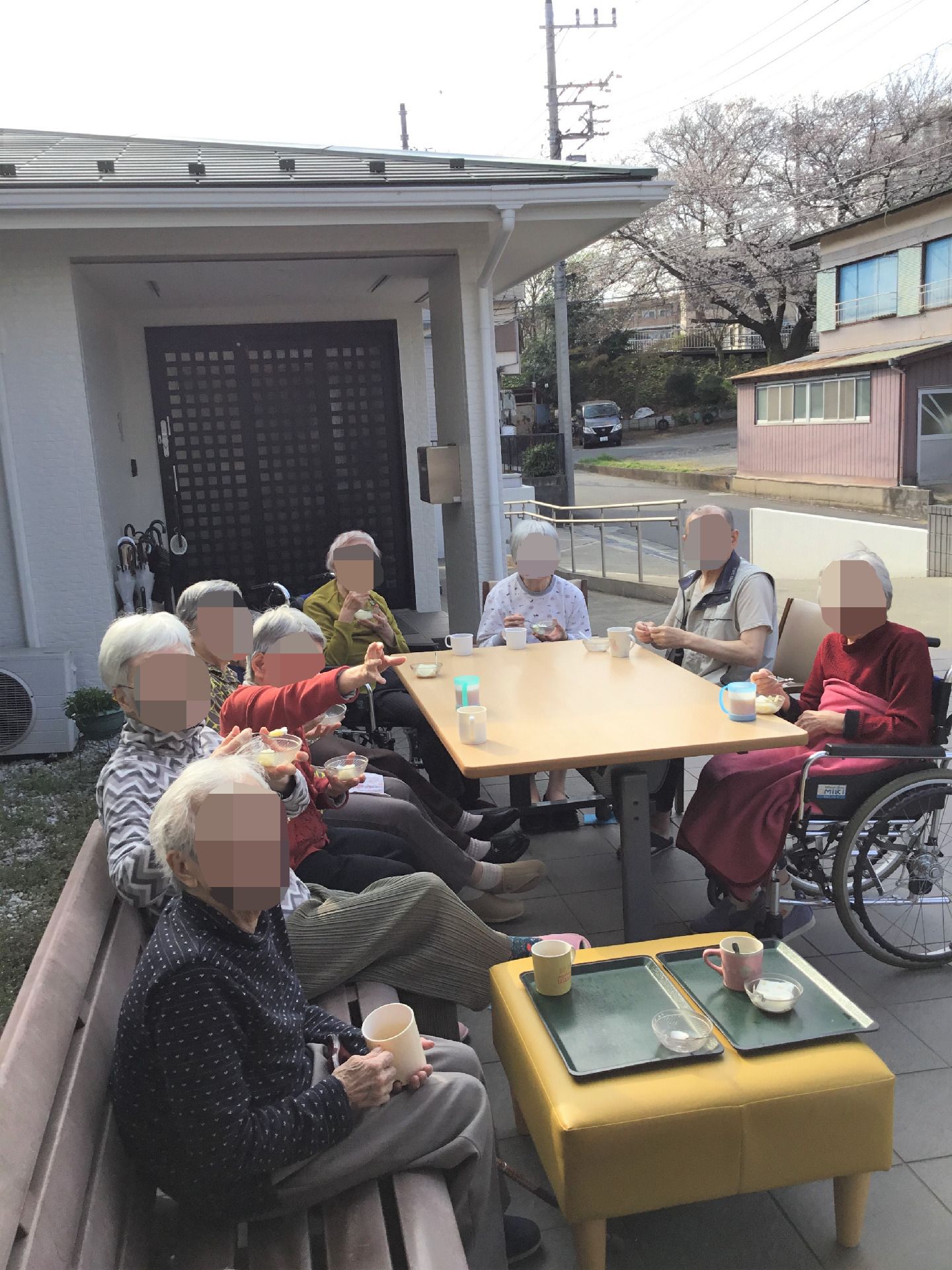 屋外でくつろぐ入居者