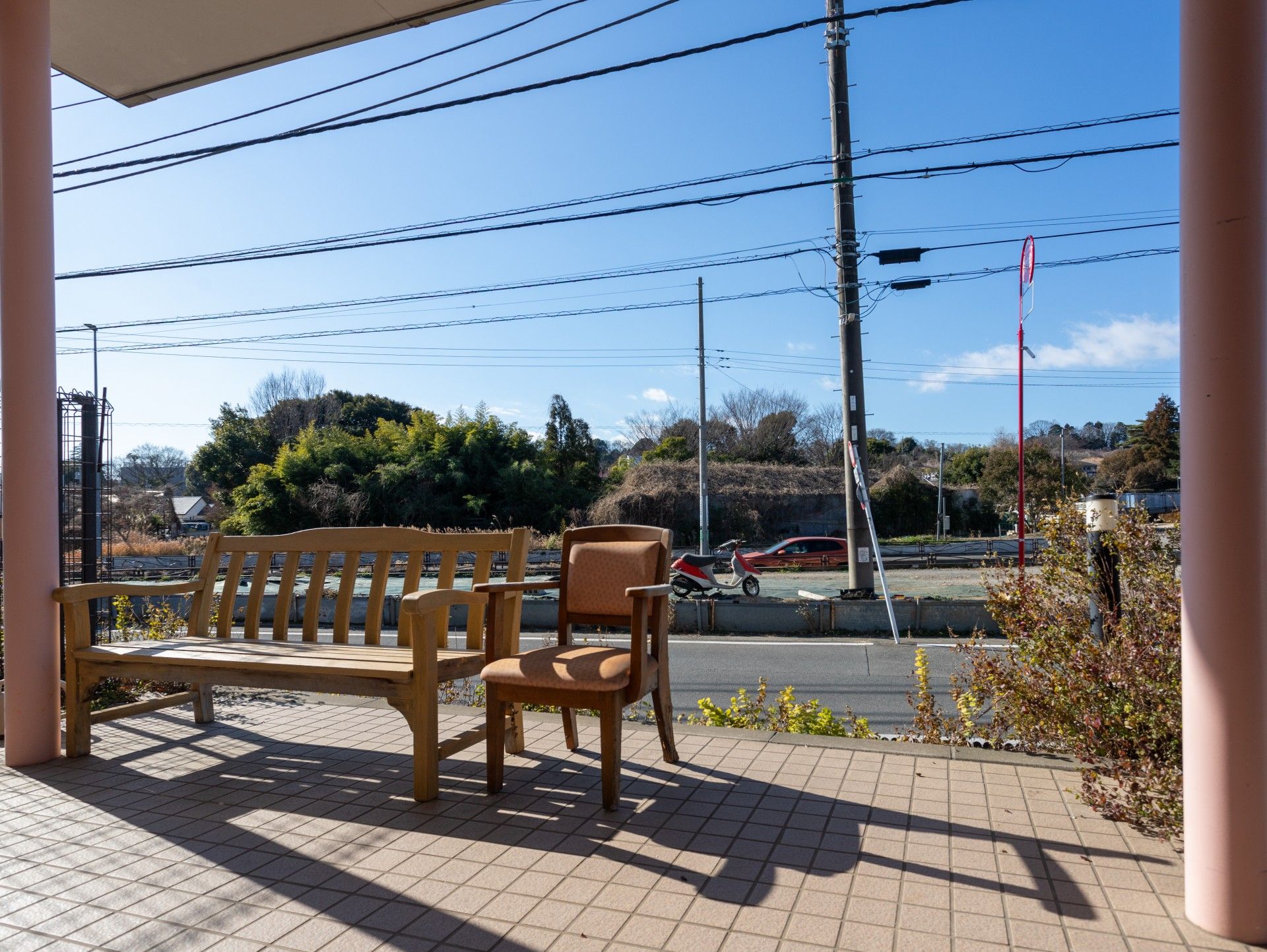 外のベンチと椅子