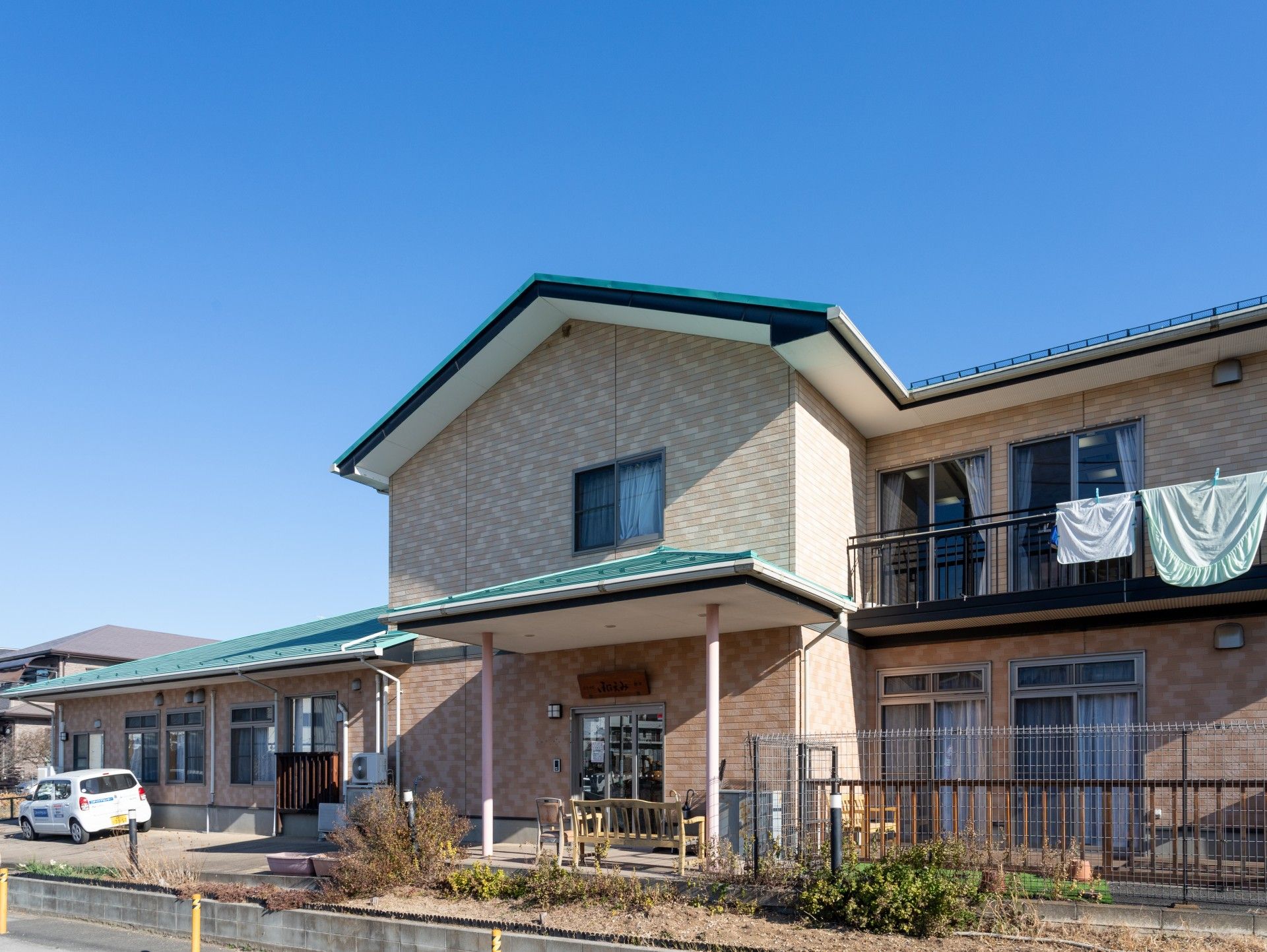 青空の下の建物外観