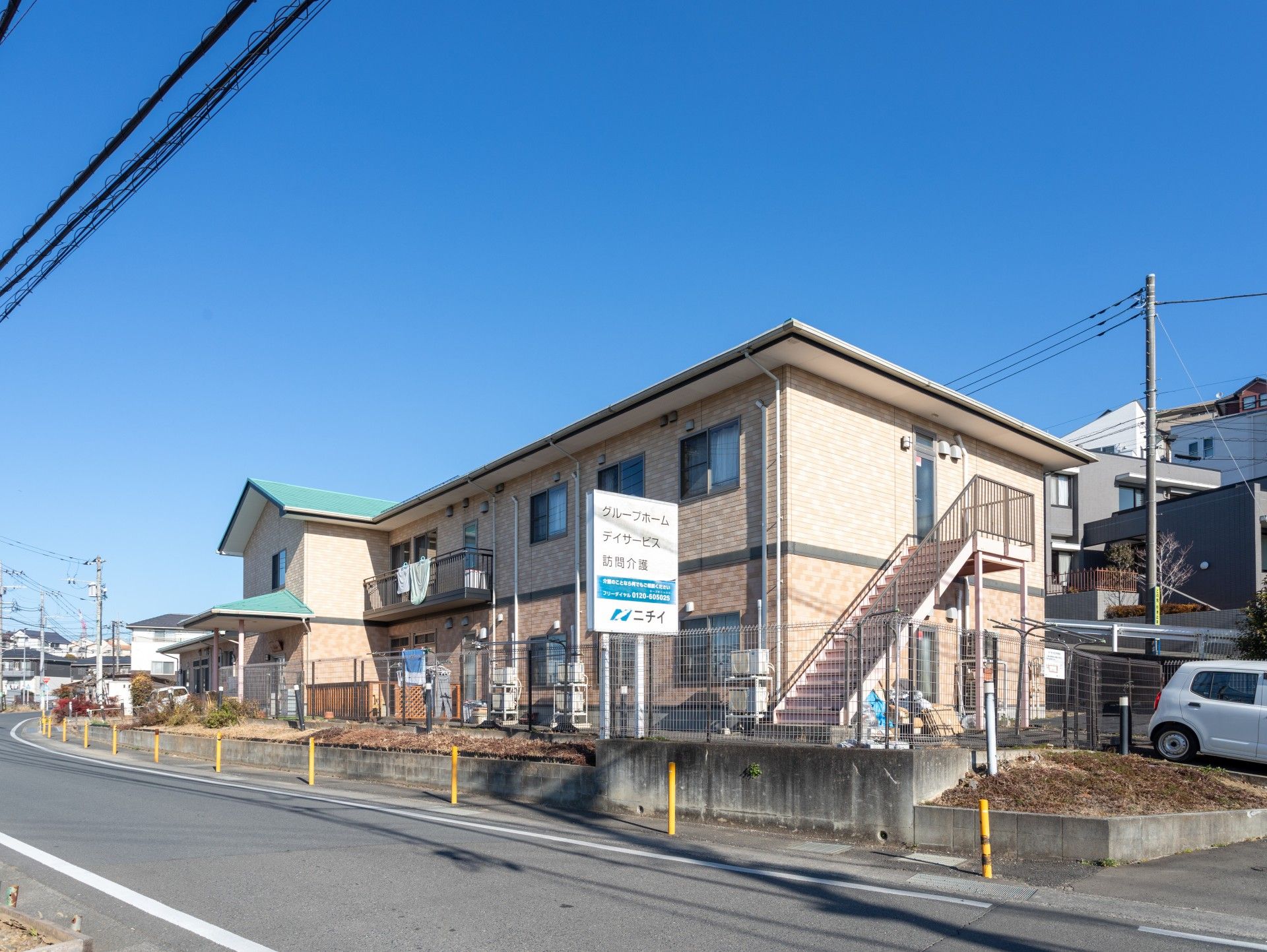 青空の下の建物外観