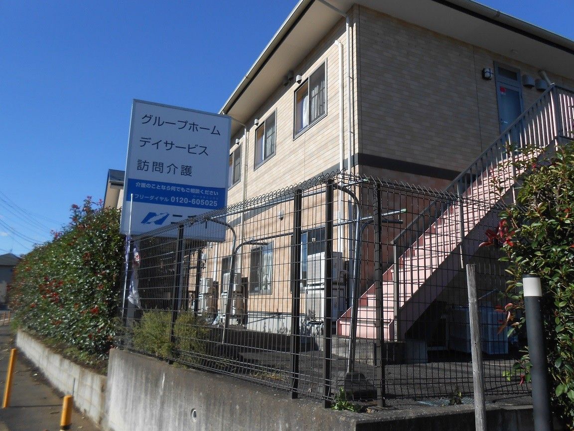 明るい日差しの建物入口