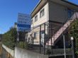 明るい日差しの建物入口