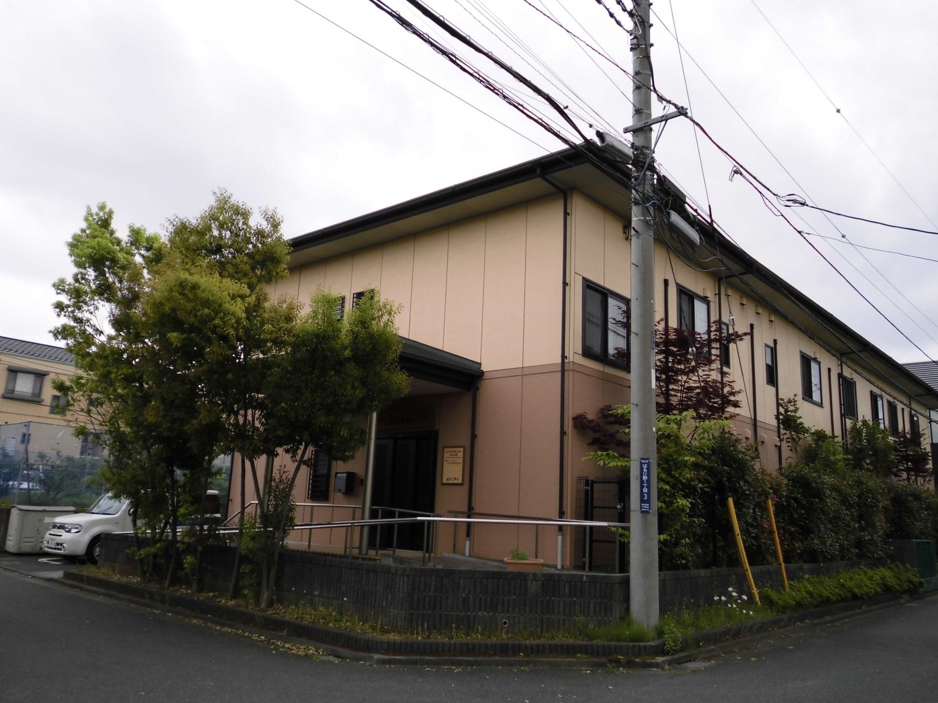 落ち着いた色調の外観