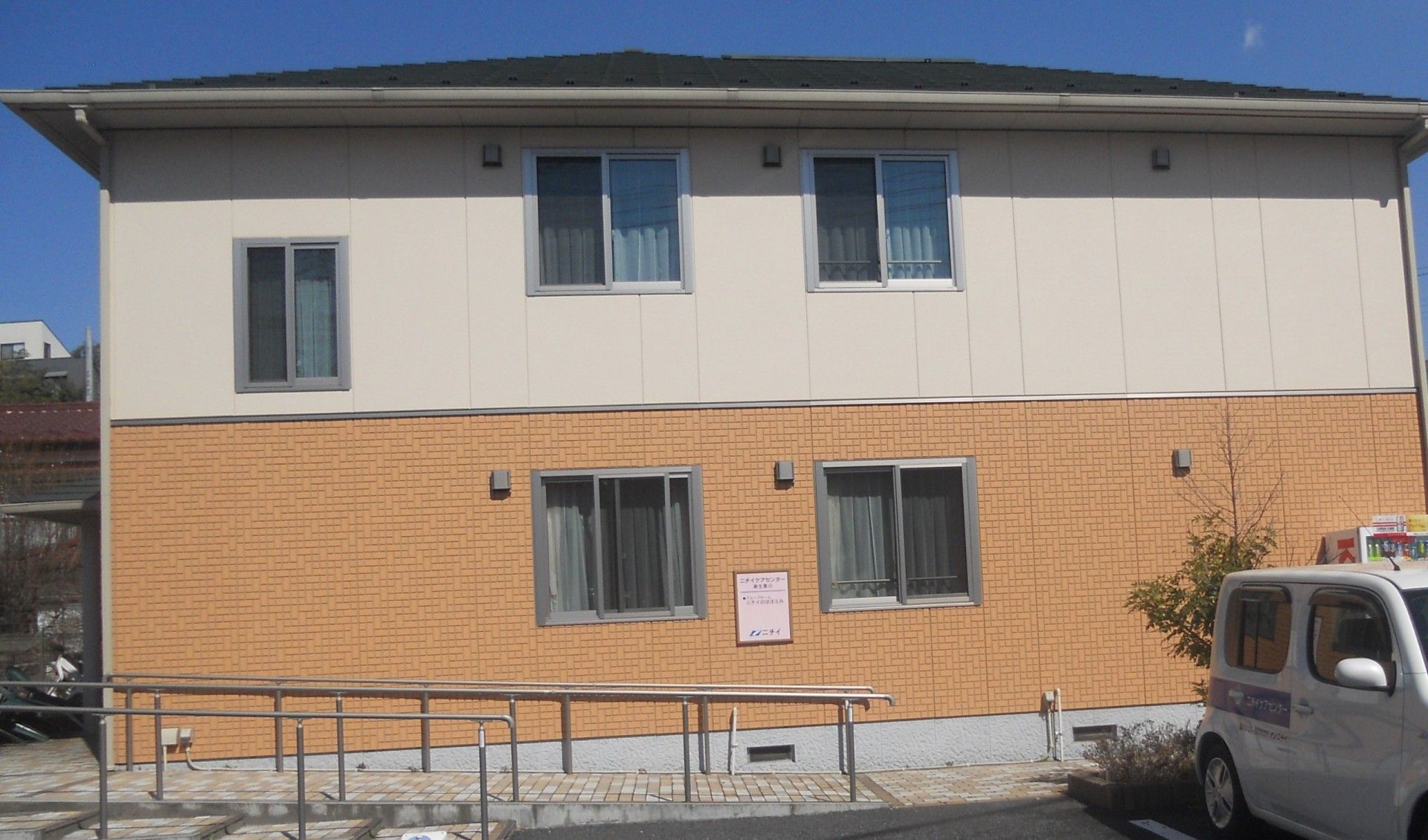 明るい外観の建物