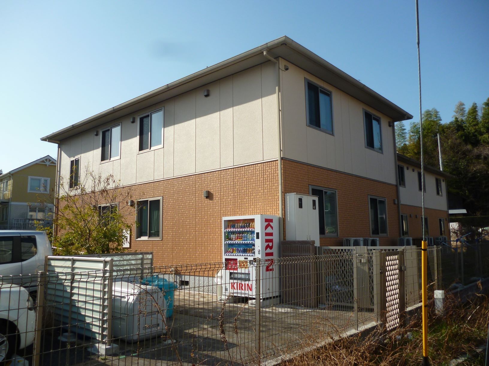 落ち着いた外観の建物