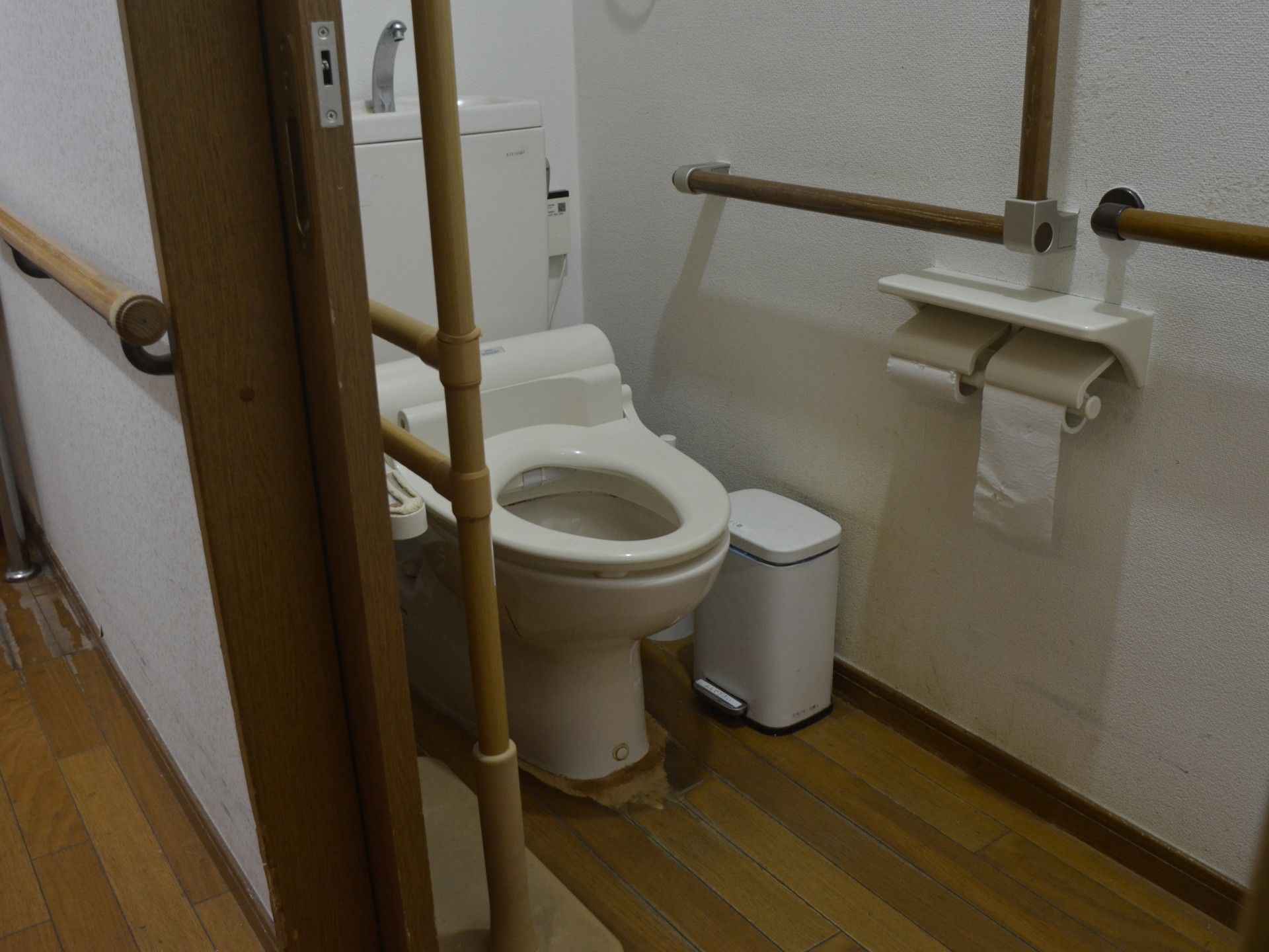 手すり付きのトイレ