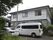 白い車が停まる建物外観