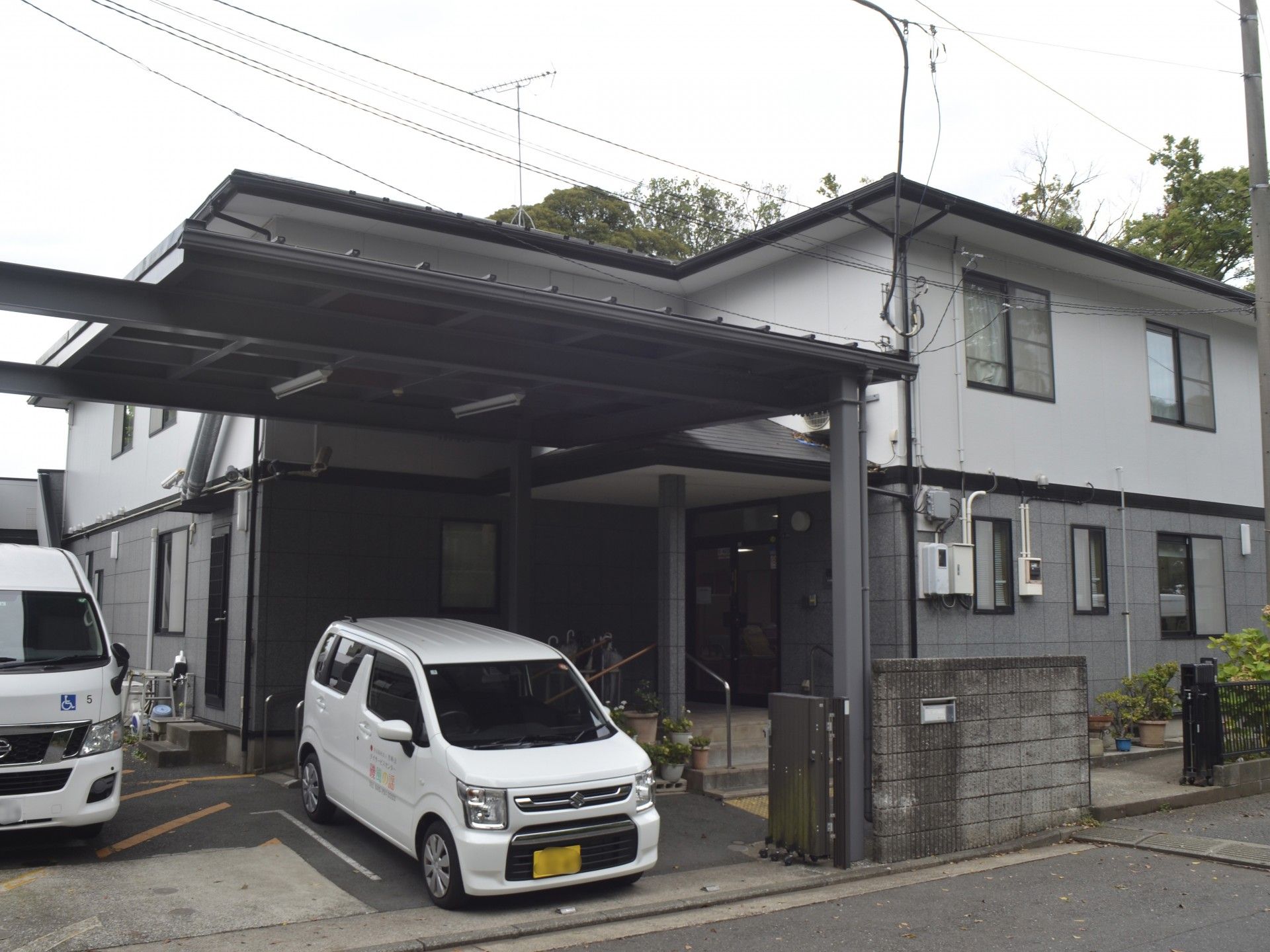 車が停まる玄関前