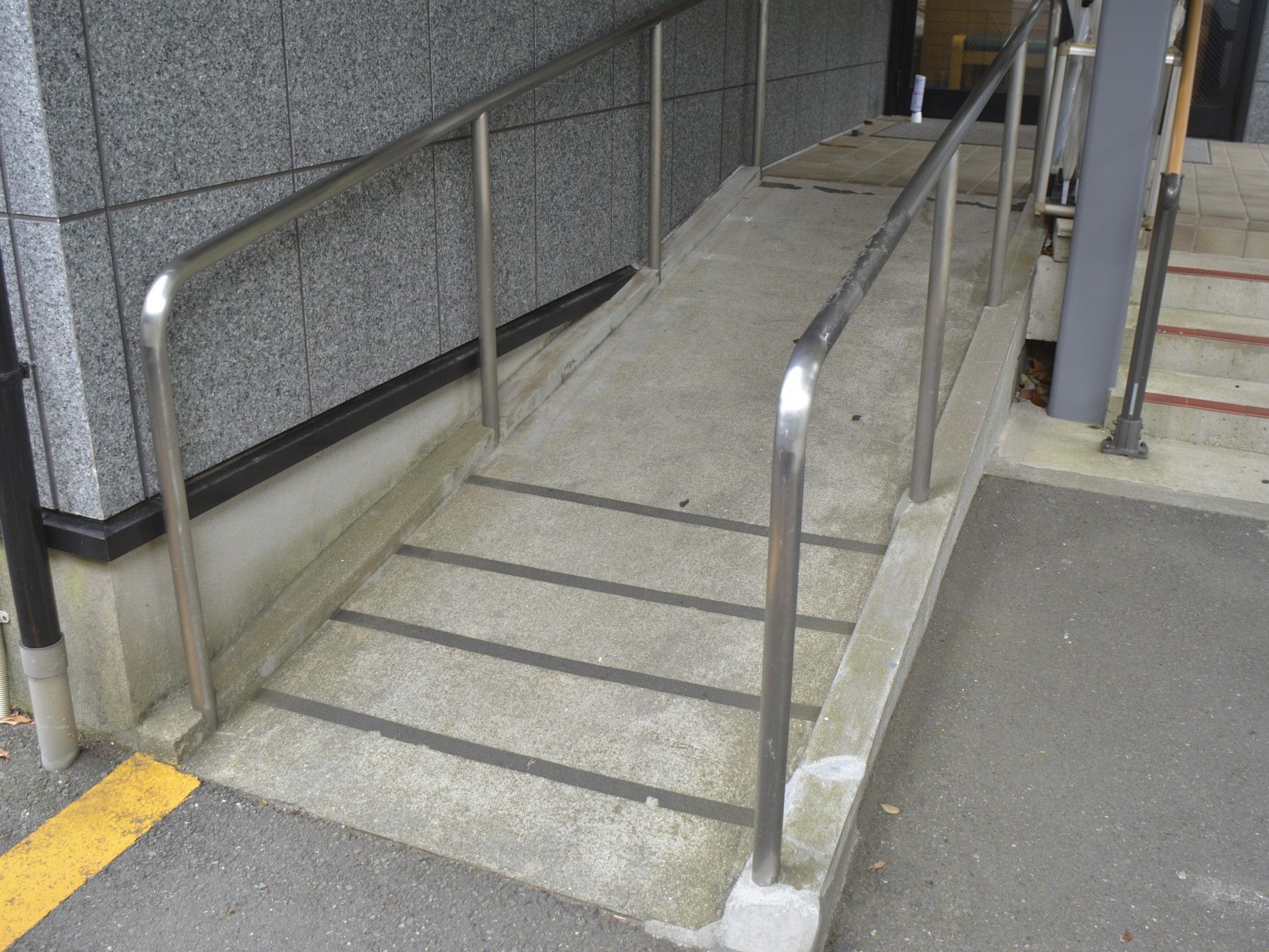 手すり付きのスロープ