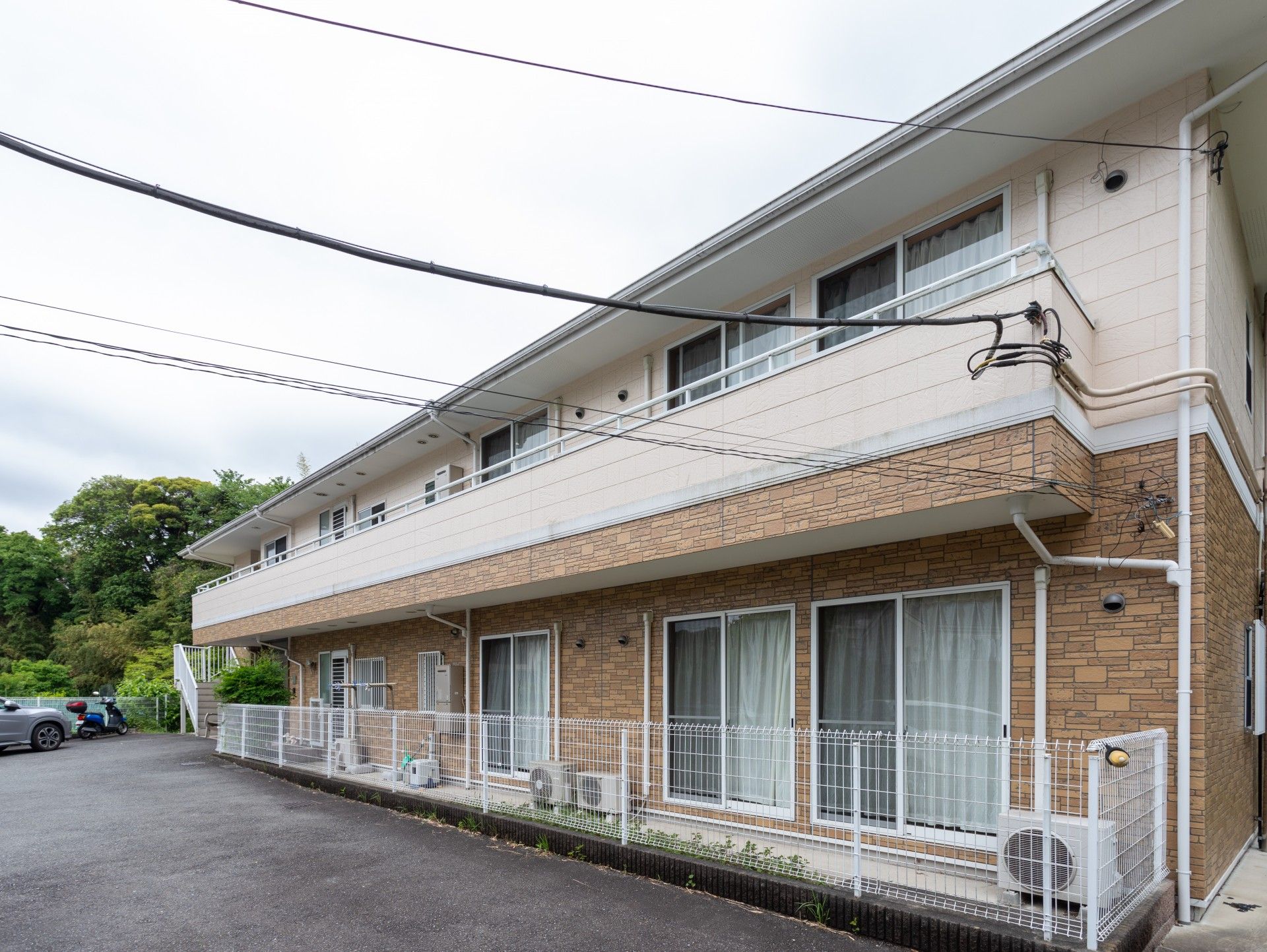自然に囲まれた居室の外観
