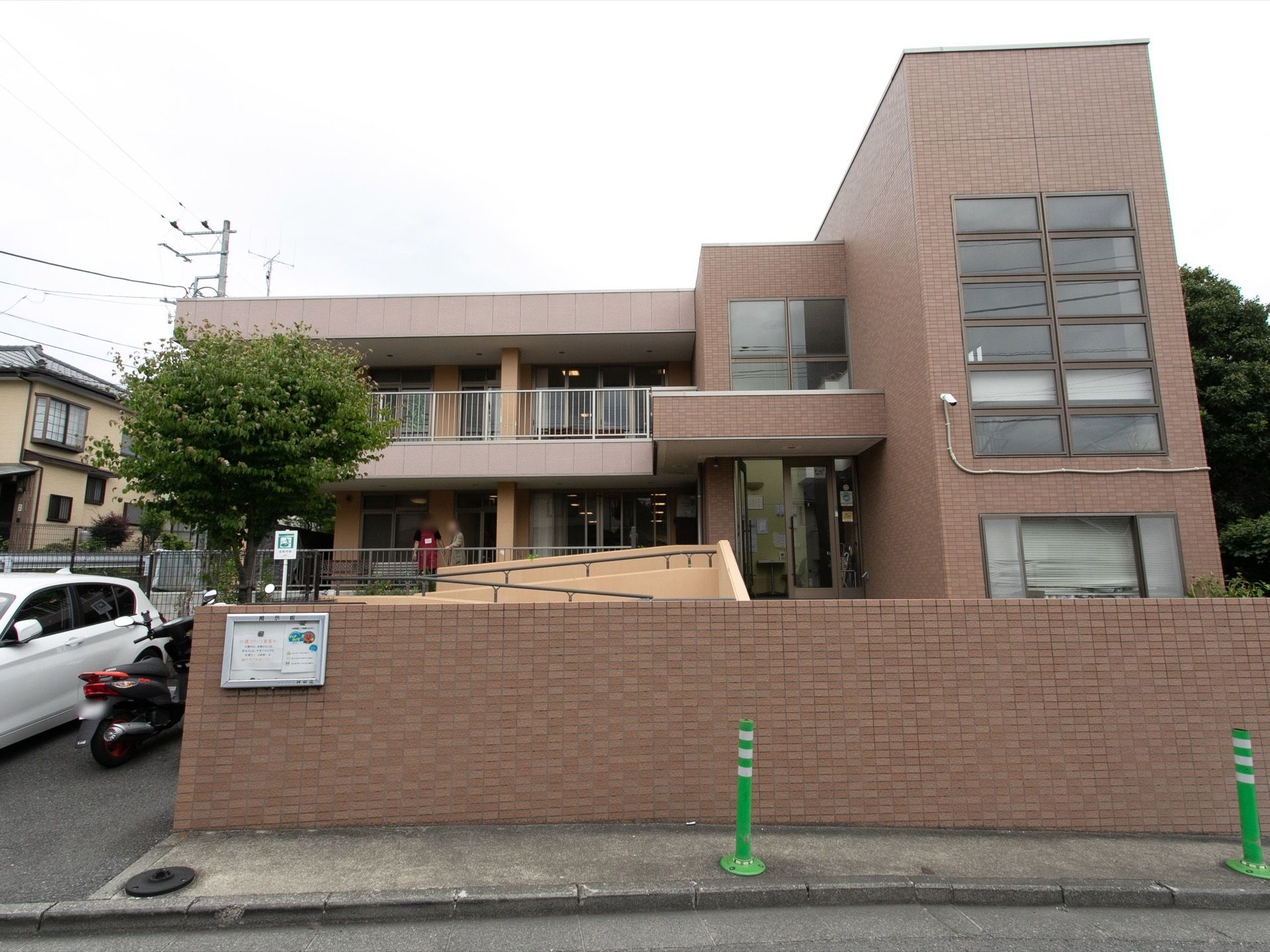 施設は、レンガ調の２階建ての建物である。道路との境界には、レンガ塀が設置されている。玄関から駐車場までの通路はスロープとなっている。