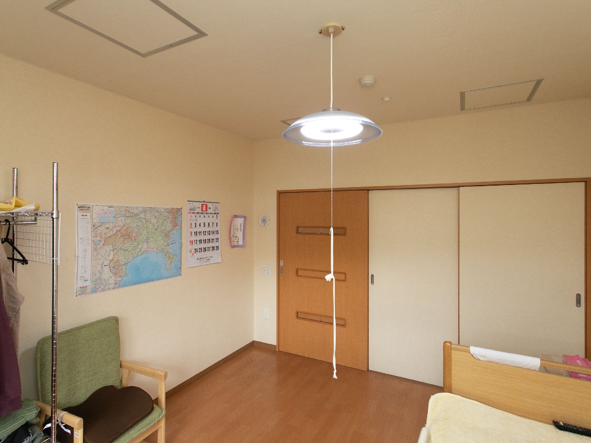 世界地図やカレンダーが飾られた、大きな収納スペースが設けられた居室