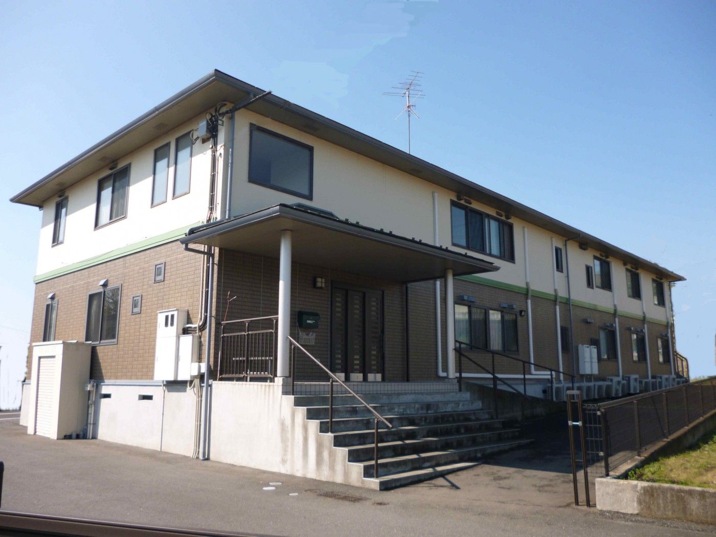 ゆったりとした外観の建物