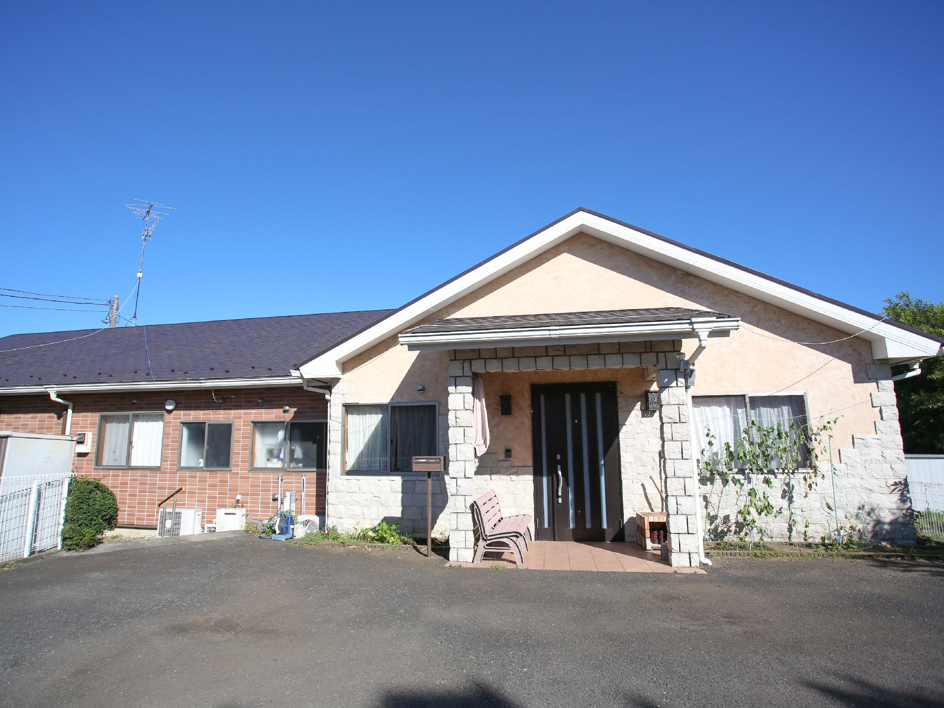段差を減らした造りの一階建ての施設
