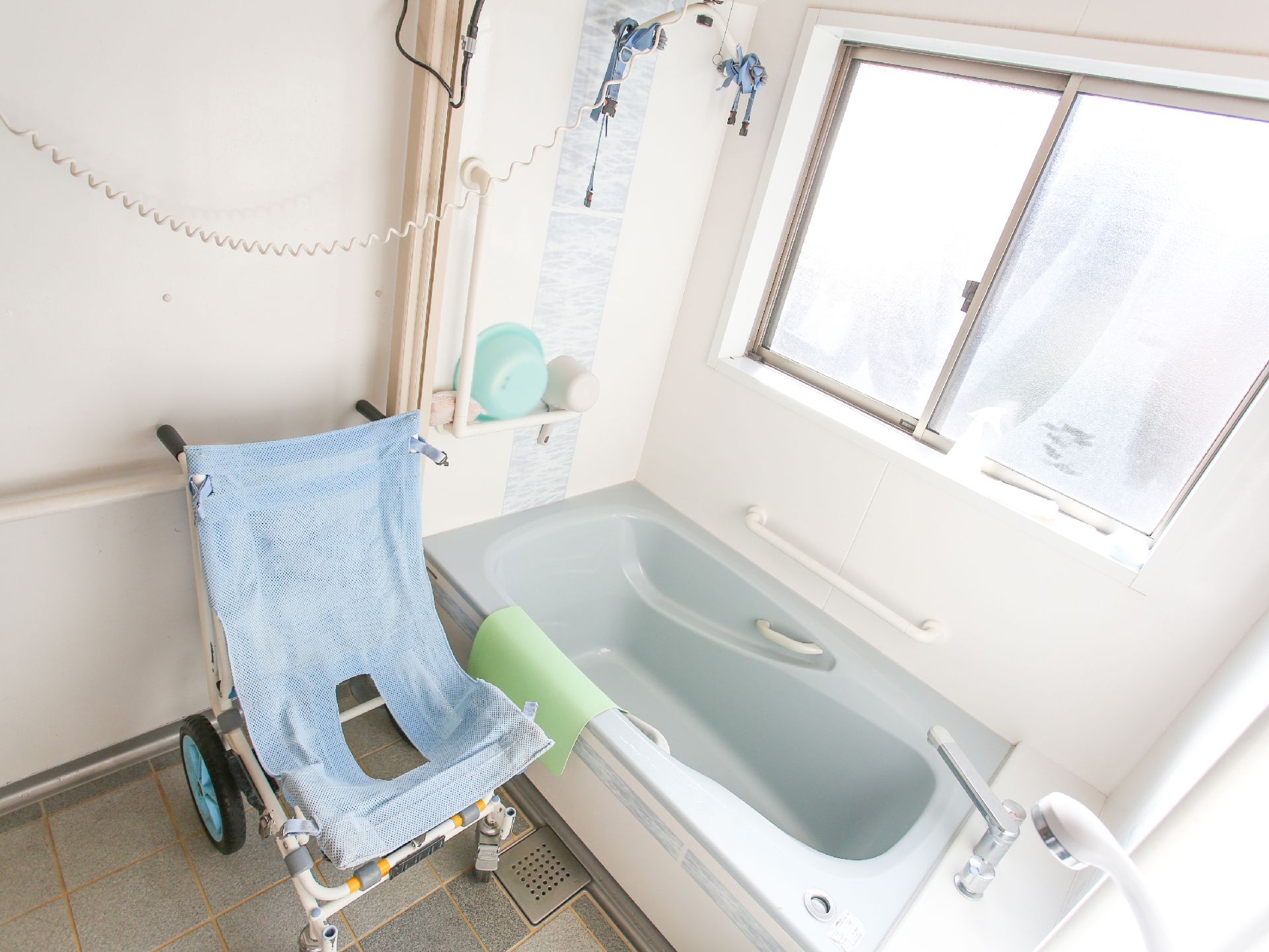 換気も行っていただける大きな窓が設置された浴室