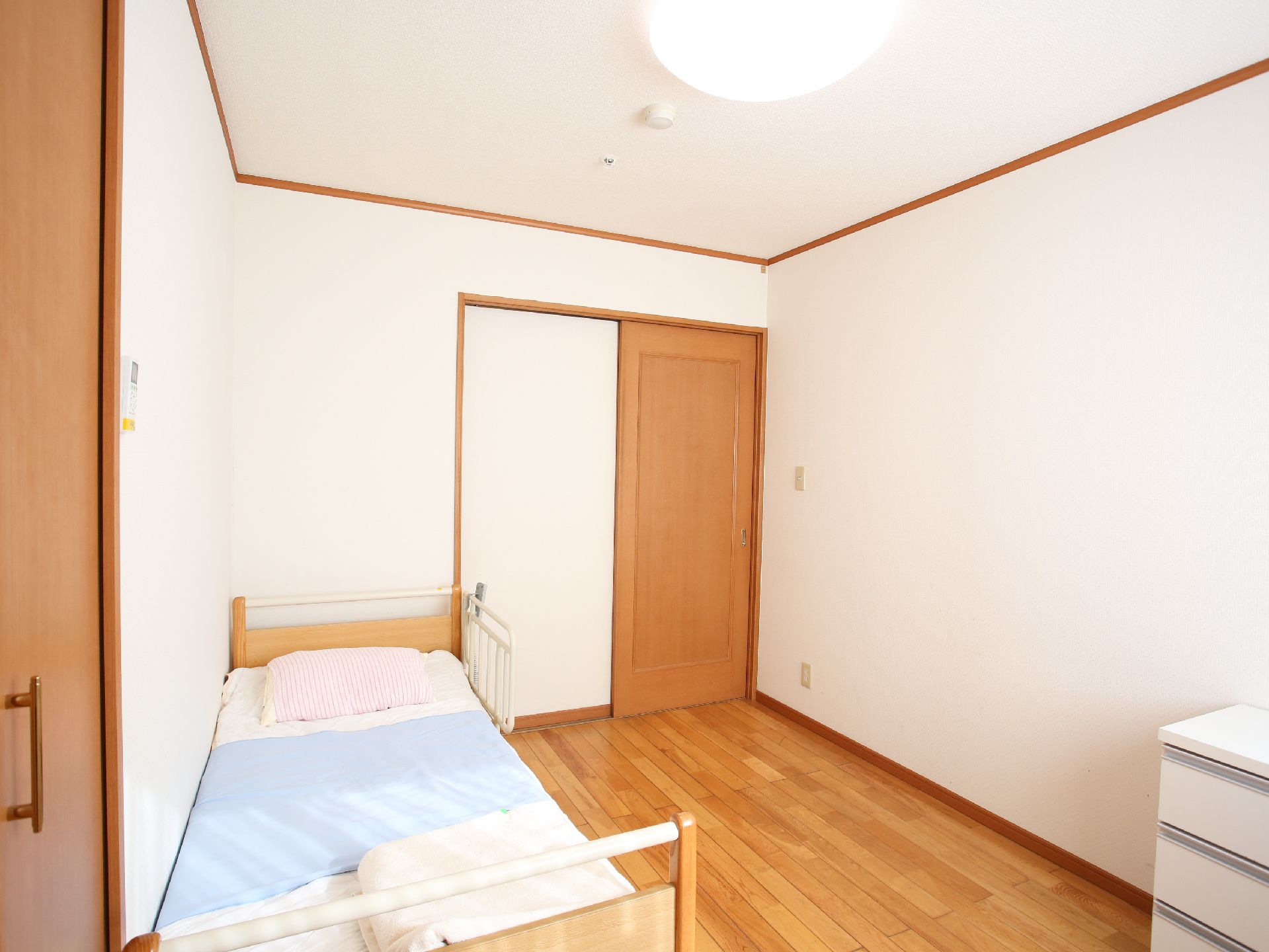 個室で、明るい照明とともにリラックスしていただける空間