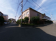 平和な住宅街の道路