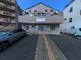 建物の外観と駐車場