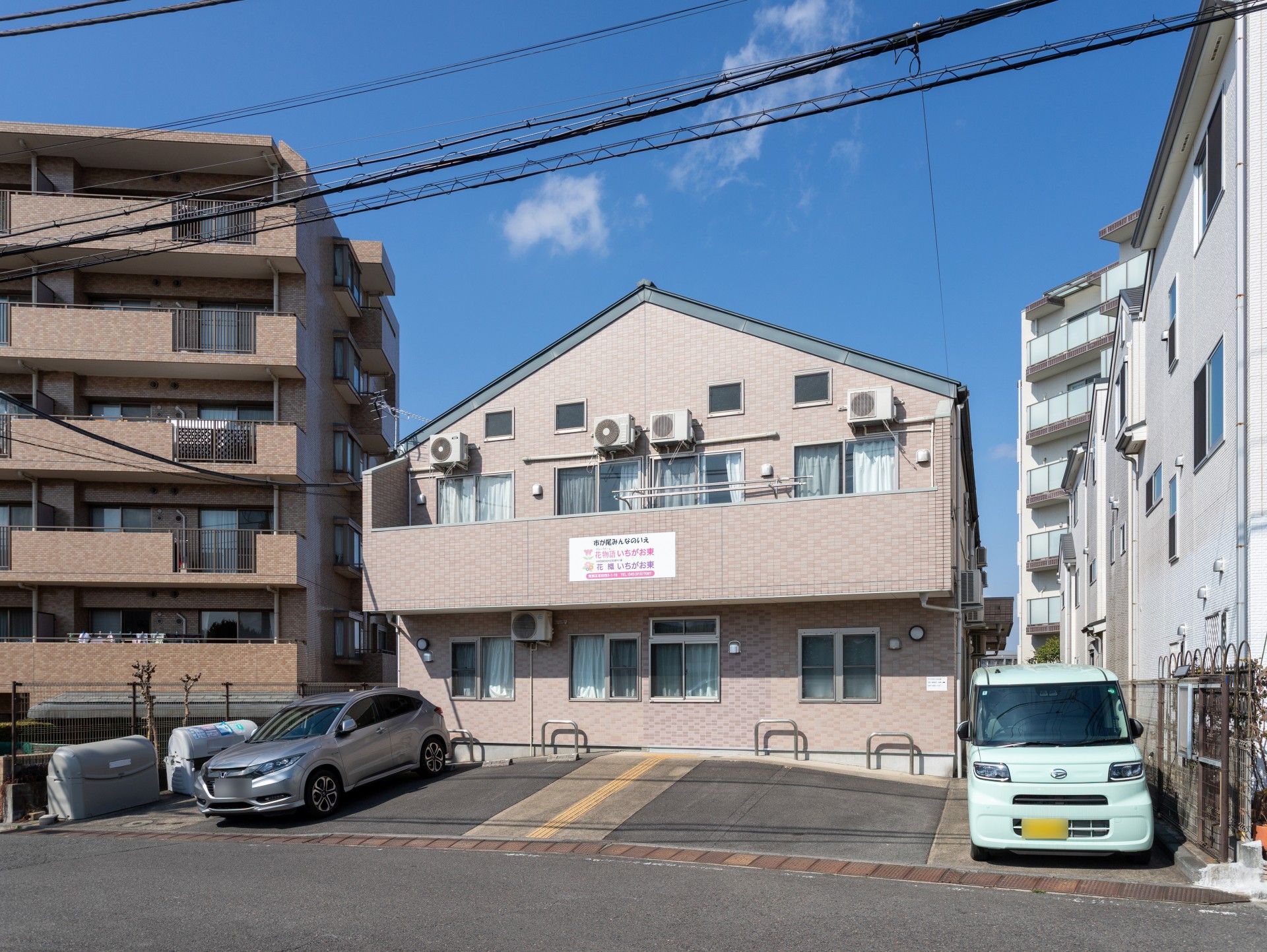 駐車場のある建物外観