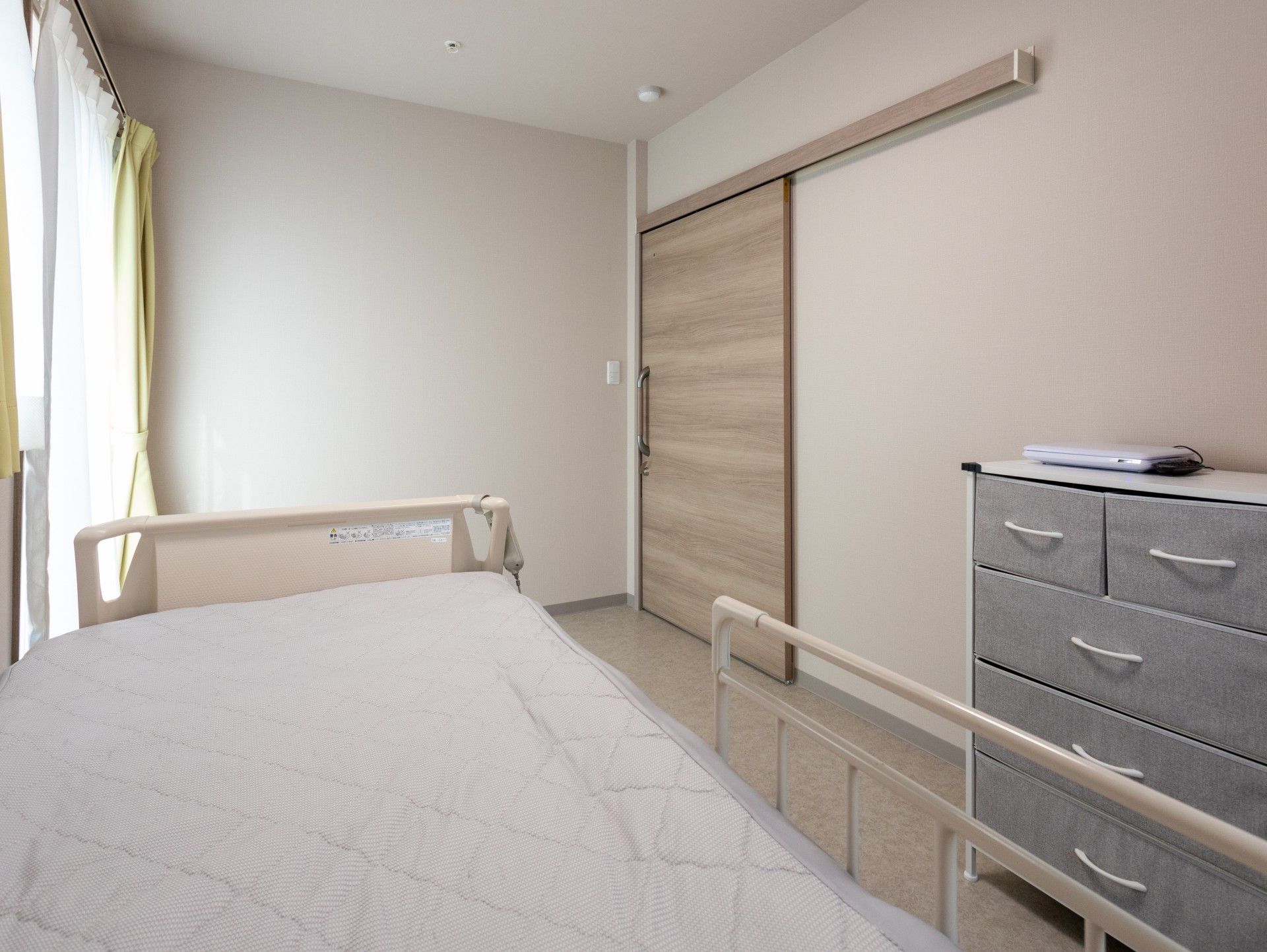 明るい個室のベッド