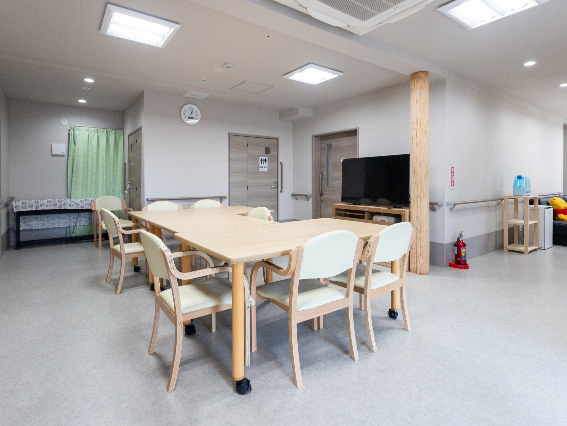 広いテーブルのある部屋