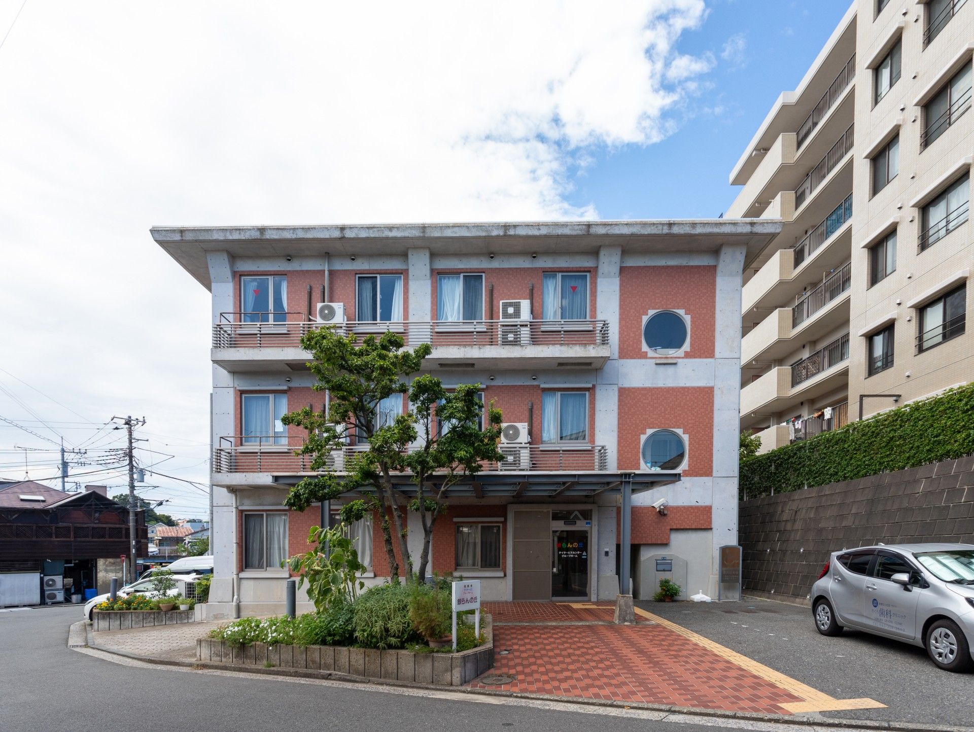 赤い外壁の建物