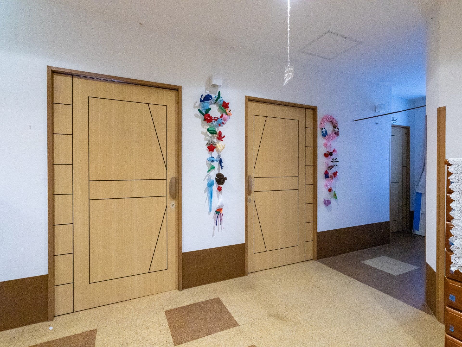 飾りがある廊下の扉