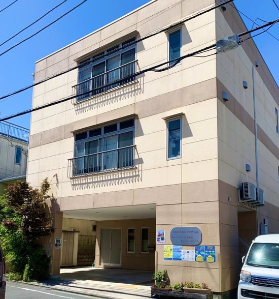 明るい外観の建物正面
