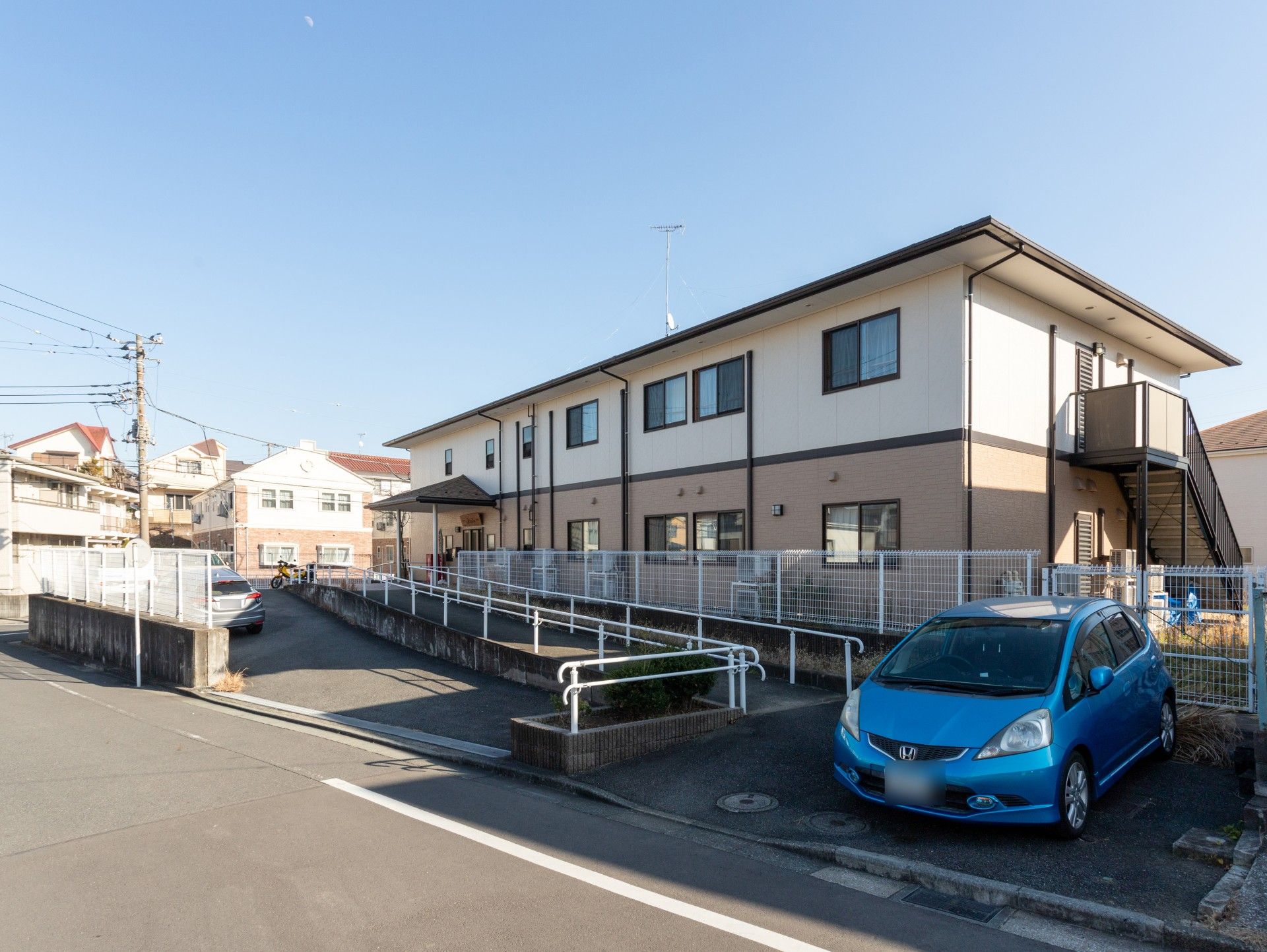 駐車場付きの建物外観