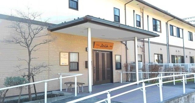 明るいエントランスの建物