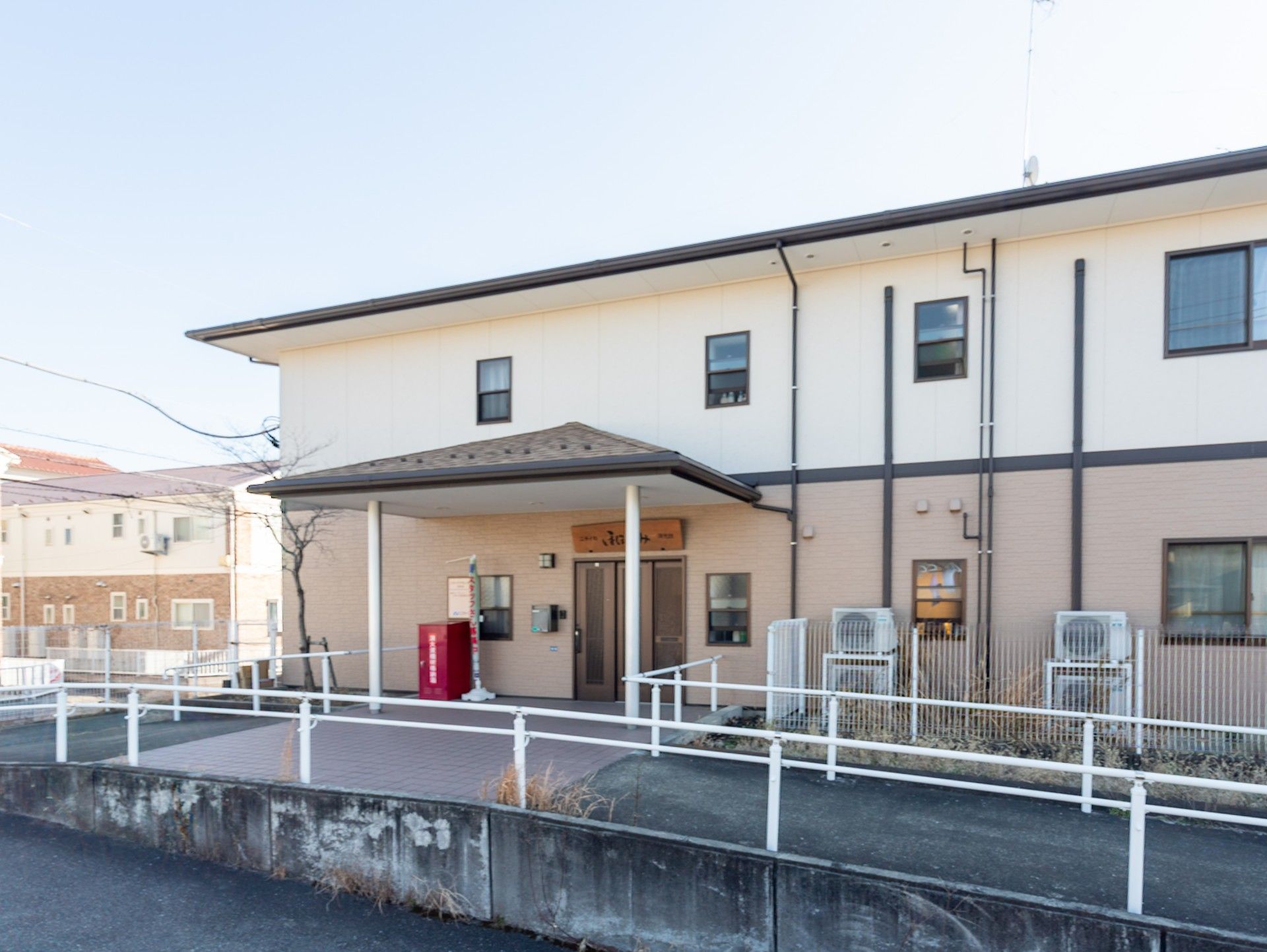 建物の正面玄関