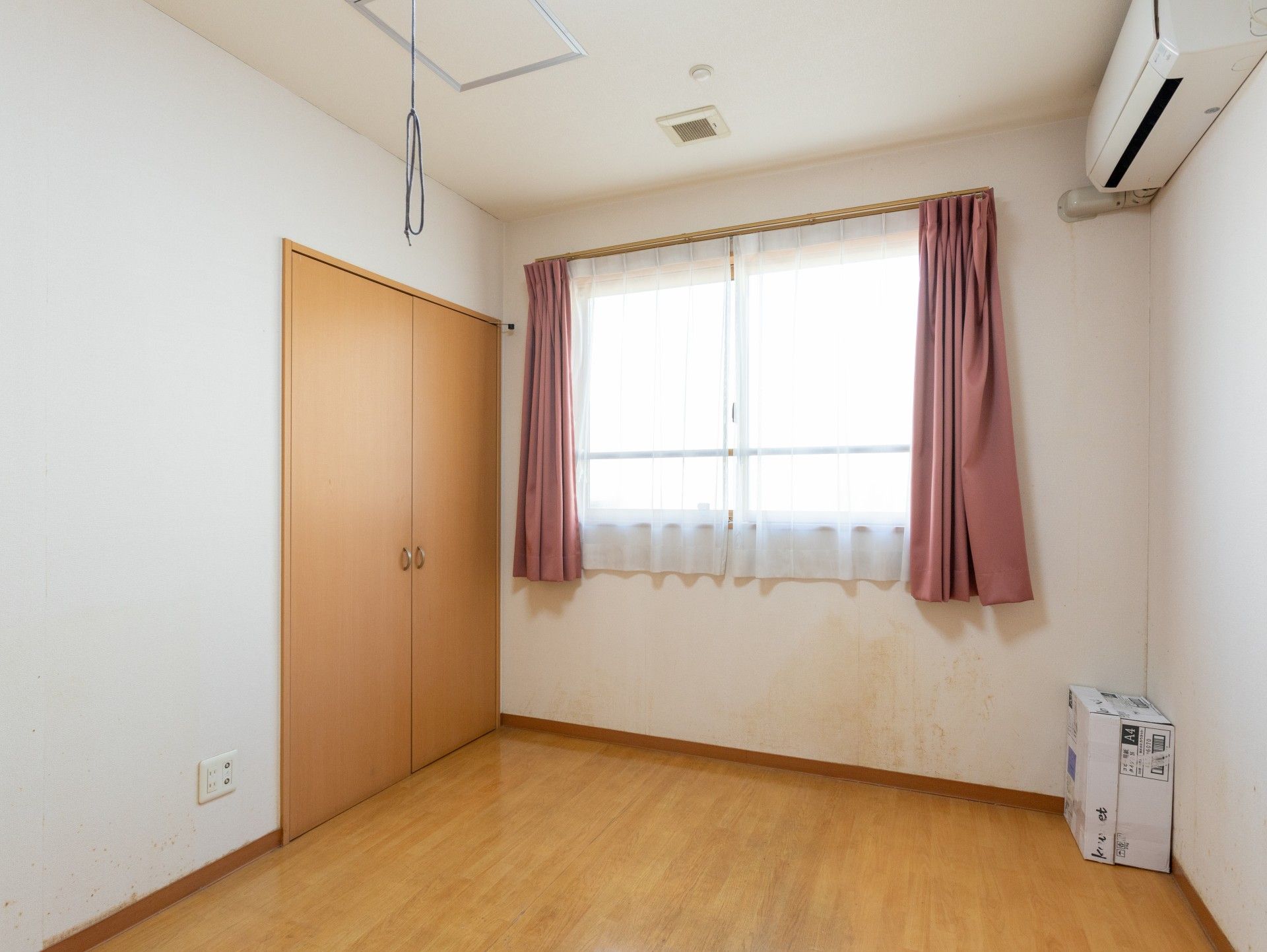 日差しが差し込む部屋