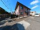 広々とした駐車場のある建物外観