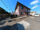 広々とした駐車場のある建物外観