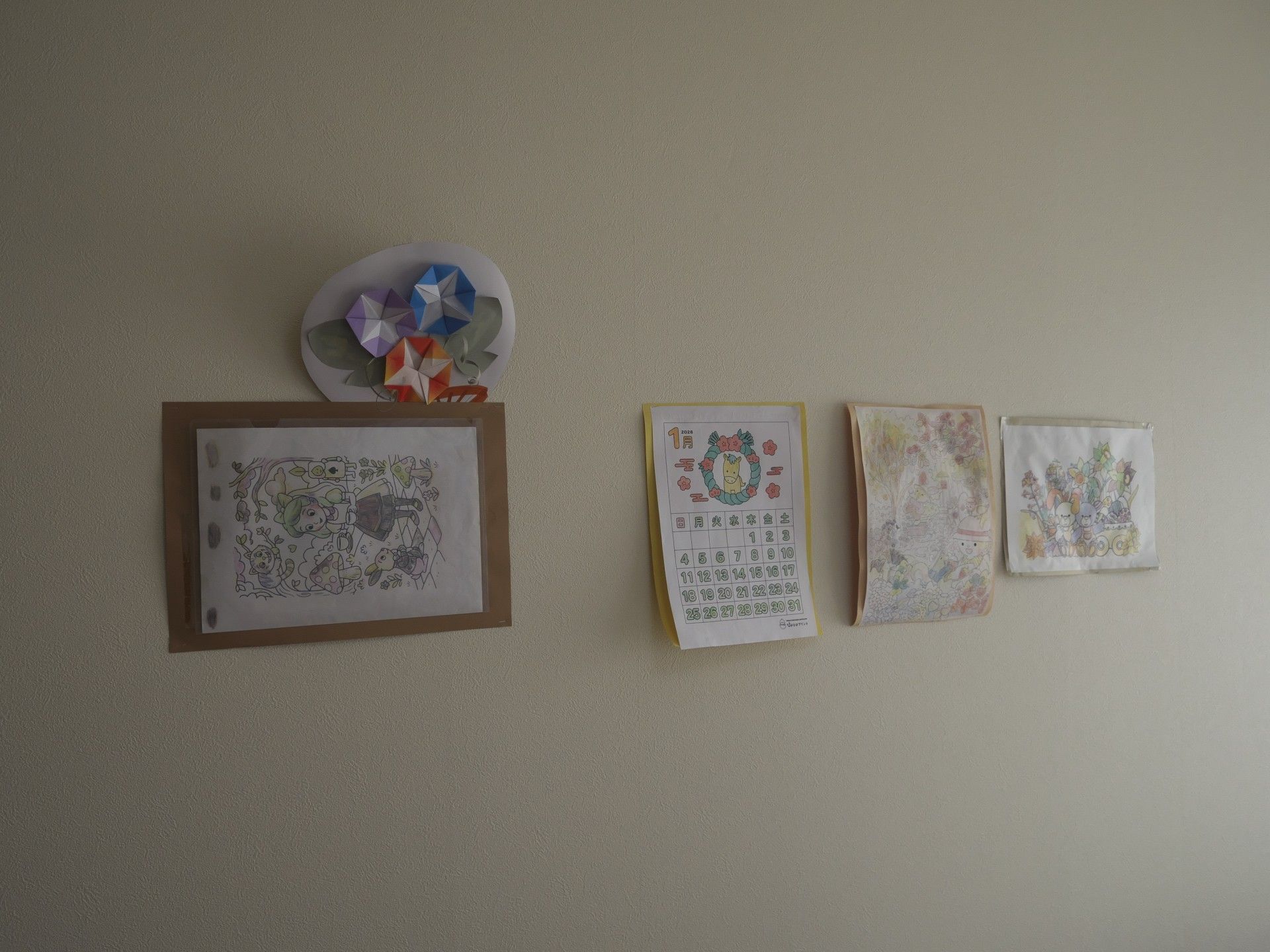 壁に飾られた作品