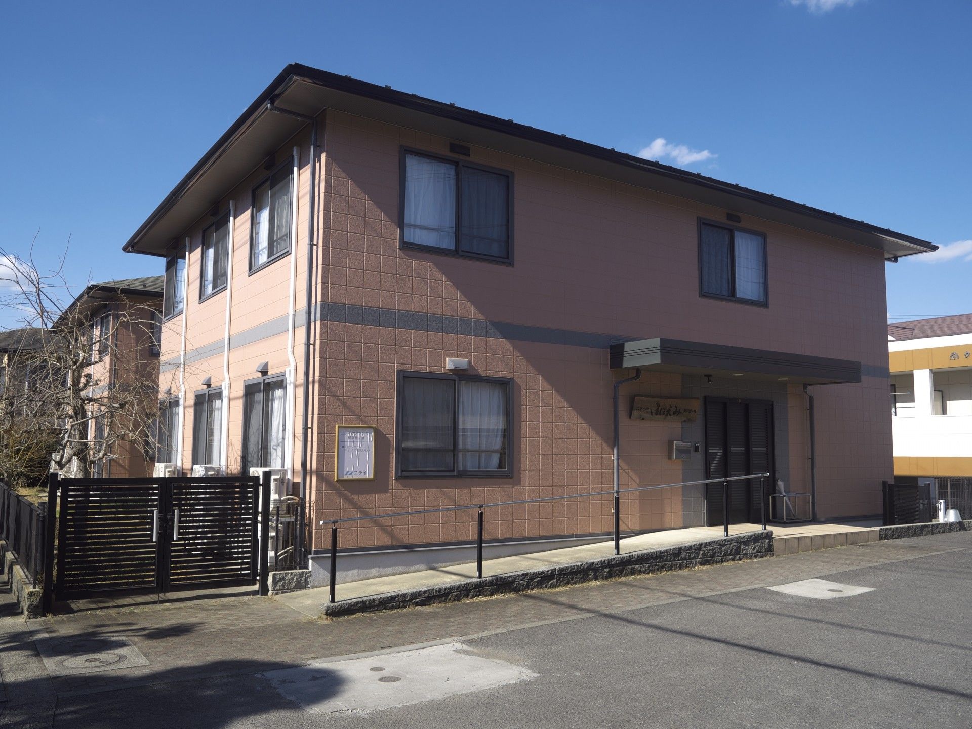 日当たりの良い建物外観