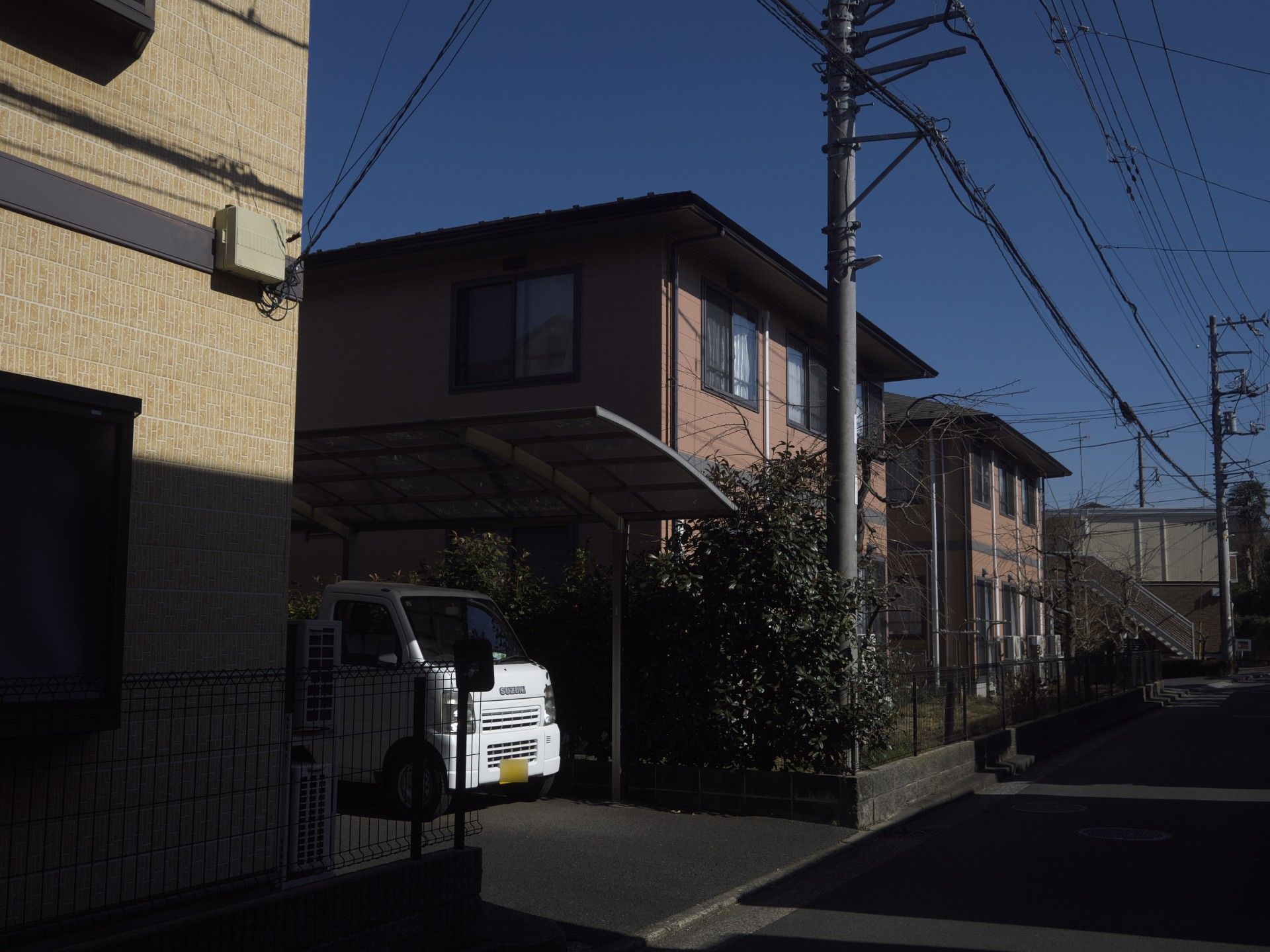 建物の外観と駐車場