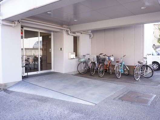 駐輪場と玄関