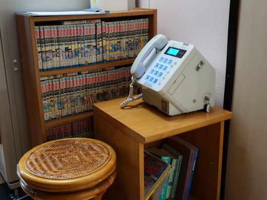 誰でも使える本棚と電話機