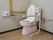 トイレは洋式で、手すりも完備されており、一人でも安心してトイレを済ませることができるようになっている。非常時のためのボタンもある。