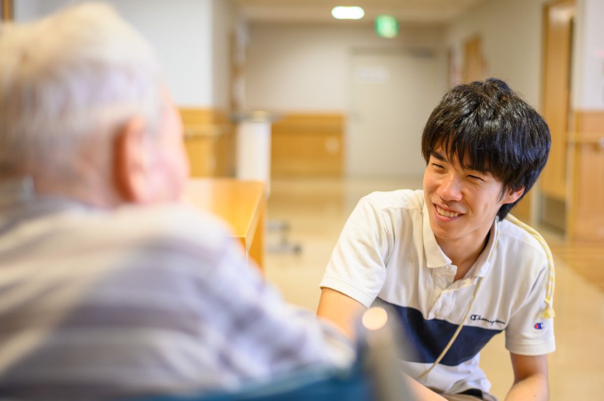 笑顔で会話するスタッフと利用者