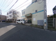 街並みと介護施設の外観