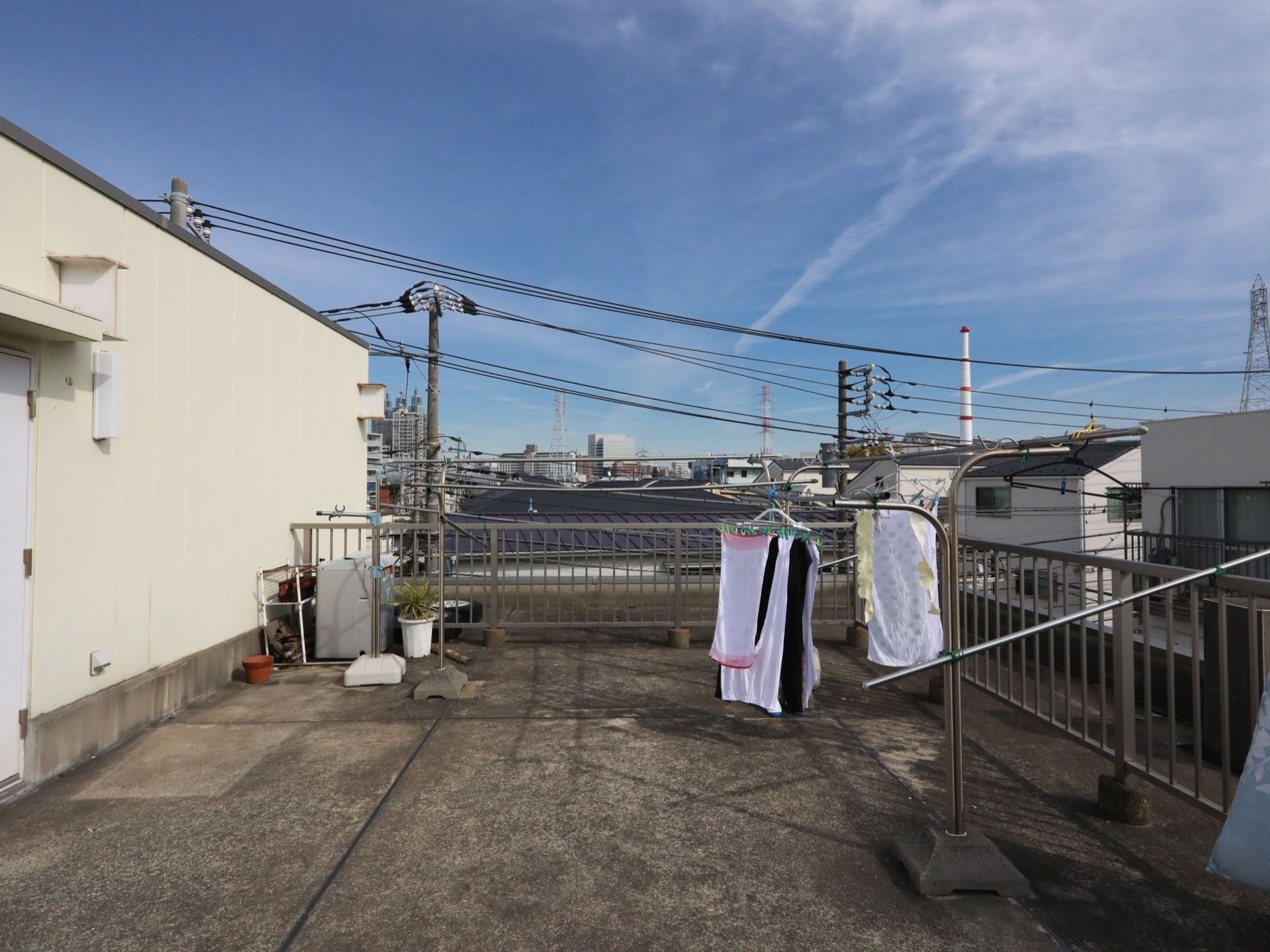 周囲に高い建物がないため、屋上の日当たりは良く、洗濯物を干すことができる。日々の生活の中で、日光浴などにも活用可能。