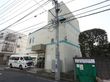 壁にブルーのラインが入った３階建てのホームである。道路側から階段を登る入口もある。サイドにホーム名が記された車が停められる。
