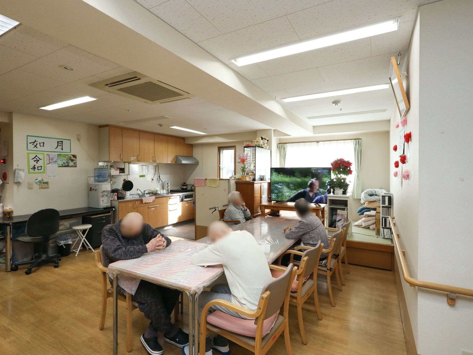 キッチンの隣には、テレビ鑑賞の場と畳のスペースが用意されている。細長いライトが複数ついており、手元を明るく照らしている。